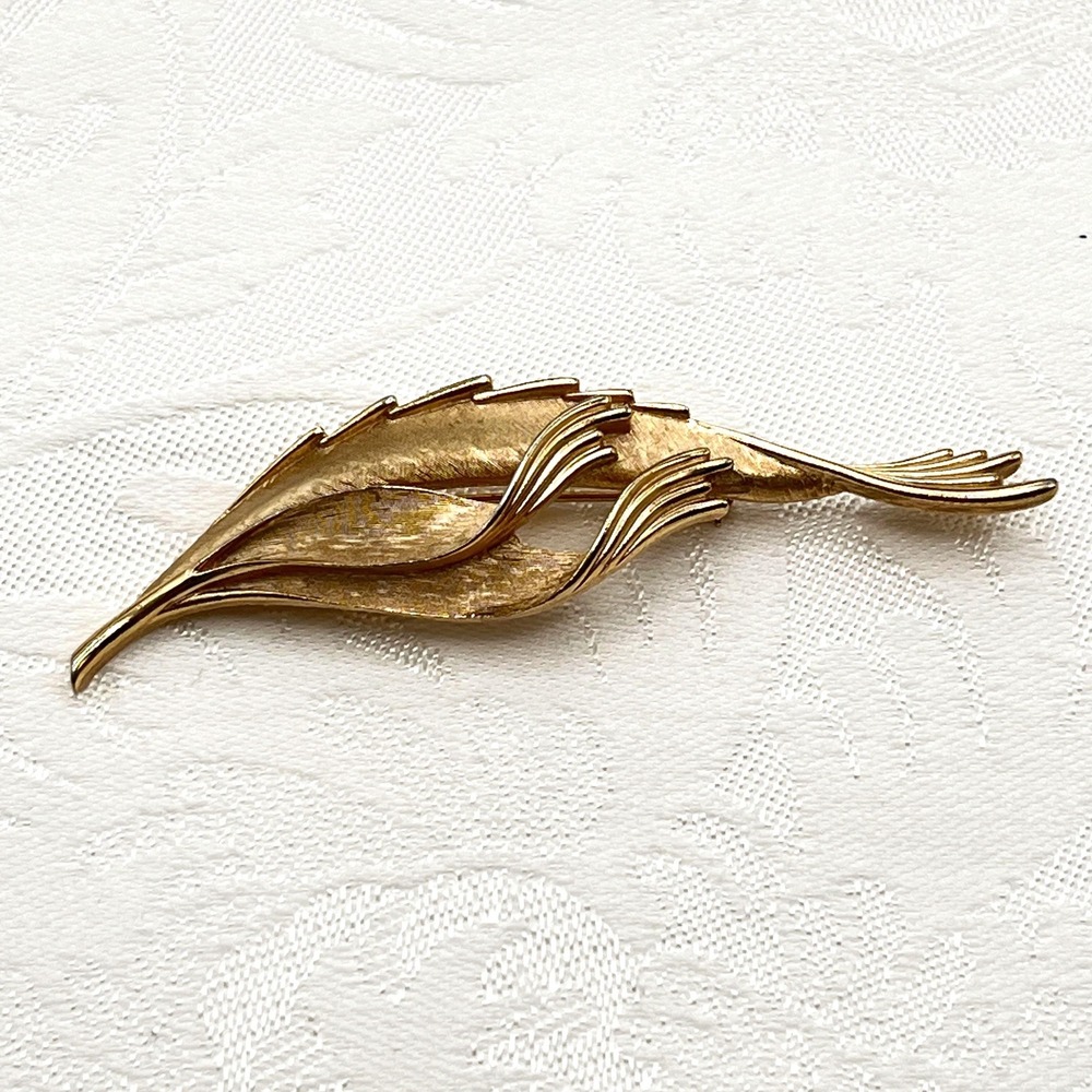 Vintage Signed Trifari Brushed Gold Tone 1960s Retro Leaf Foliage Brooch